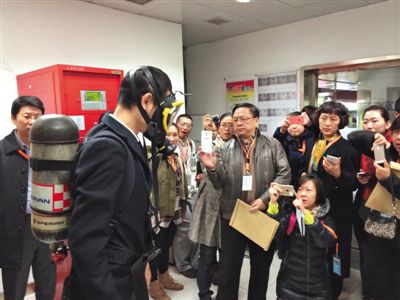 昨天，地鐵4號線北京南站站，地鐵工作人員為人大代表演示應(yīng)急氧氣瓶佩戴方式。新京報記者