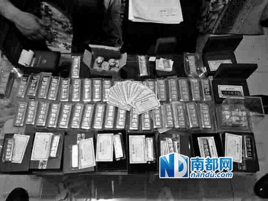 　馬超群家中金條清點(diǎn)現(xiàn)場。