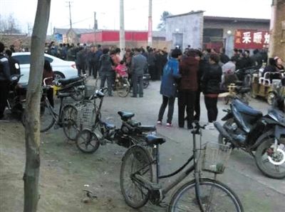 　11月9日下午，暴力催債的社會(huì)人員持械進(jìn)入獻(xiàn)縣安莊后，村民們聚集在一起準(zhǔn)備反抗。村民供圖