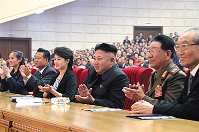 　5月19日，金正恩和夫人李雪主觀看演出，金與正（左一）坐在金正恩右邊第三個(gè)位置。