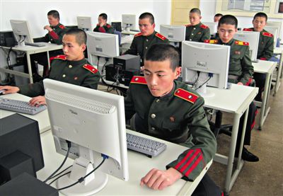 2013年4月18日，朝鮮平壤，士兵學(xué)習(xí)使用電腦。