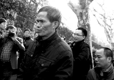 被告人林森浩的父親林尊耀準(zhǔn)備進入法院。