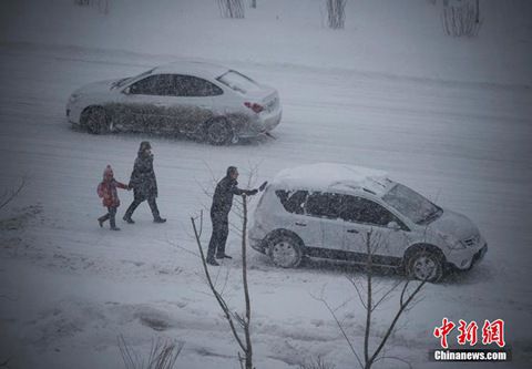 12月8日，經(jīng)過(guò)一夜降雪，烏魯木齊已是皚皚白雪一片。（圖片來(lái)源于中新網(wǎng)）