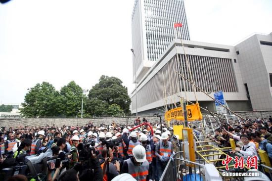 12月11日上午，香港非法“占領(lǐng)區(qū)”清除障礙物。