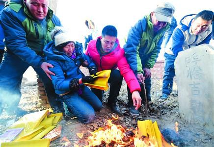 昨日，呼格吉勒圖的父母揣著無罪判決書的復(fù)印件來到兒子墳前祭奠?！?新華社
