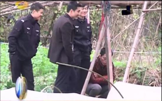 一個見習警官，一個二級警司，和一個便衣人員站在菜地里笑。