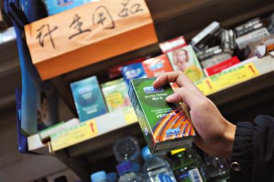 清苑路“世紀(jì)華聯(lián)超市清友園店”的貨架上，擺放著購自網(wǎng)店的“高仿”避孕套。