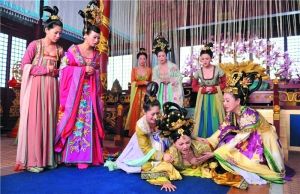 戲里一眾妃嬪的裝扮都相當(dāng)“吸睛”。