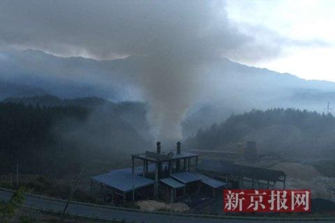 污染企業(yè)排放煙塵。當(dāng)?shù)鼐W(wǎng)友供圖