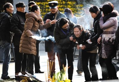 昨日，上海，外灘踩踏事件遇難者家屬來(lái)到事發(fā)地獻(xiàn)花祭奠。