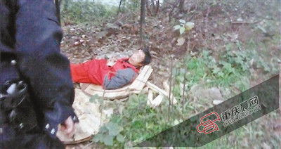 在草叢中睡覺的男子竟是名網(wǎng)上逃犯。