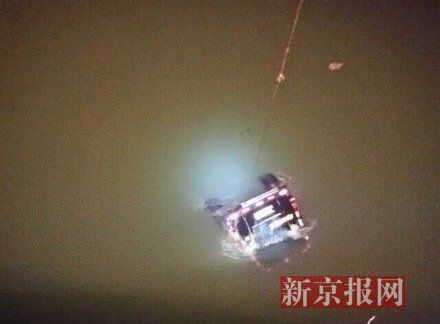 運鈔車打撈現(xiàn)場。