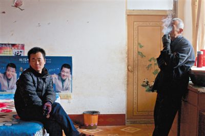 父親抽煙，兒子不語(yǔ)。逃跑的越南新娘，給袁迎賓父子帶來(lái)的是失落。新京報(bào)記者