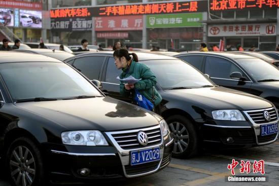 1月23日，北京亞運(yùn)村汽車(chē)交易市場(chǎng)中拓拍賣(mài)停車(chē)場(chǎng)上人頭攢動(dòng)。
