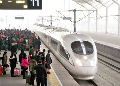 　2014年1月3日，江蘇徐州，旅客在等候乘坐京滬高鐵和諧號動車組列車。圖/CFP