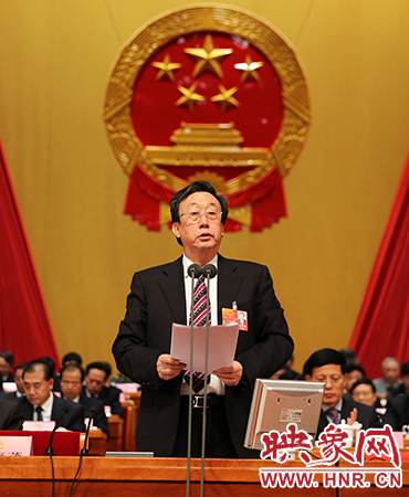 在表決通過各項決議后，省委書記、省人大常委會主任郭庚茂作出講話