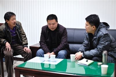 1月7日，陜西省榆林市，國(guó)家信訪局第五督查組成員王治鐸（右一）與兩名信訪人約談。 楊凱 攝