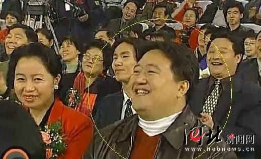 該名男子連續(xù)多年在春節(jié)晚會中出現(xiàn)，被網(wǎng)友稱為“十年最牛笑臉哥”。