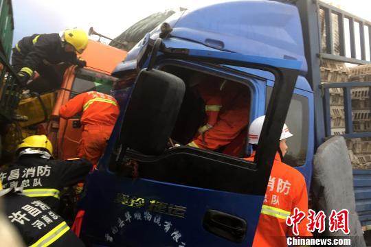 圖為21日，蘭南高速河南段21輛汽車發(fā)生連環(huán)相撞事故，消防人員對(duì)被困傷員進(jìn)行緊急救援?！」啤z