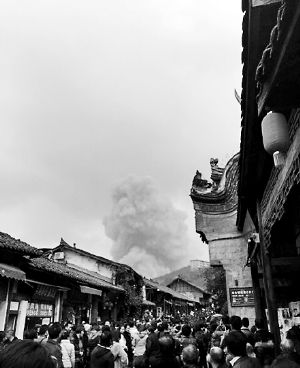 成都龍泉驛區(qū)洛帶古鎮(zhèn)的游客拍到爆炸瞬間濃煙滾滾。