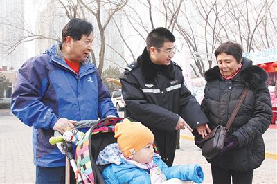 朝陽國際風情節(jié)，周小勇（中）提醒老人注意安全。朝陽公安分局供圖
