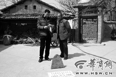 昨日，商洛市博物館工作人員（左）向李老漢講解最近出臺(tái)的《陜西省群眾保護(hù)文物獎(jiǎng)勵(lì)辦法》