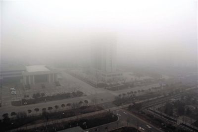 昨日，連云港市贛榆區(qū)14層高樓上拍攝的大霧天氣。當(dāng)日，江蘇省多地出現(xiàn)大霧天氣。新華社發(fā)