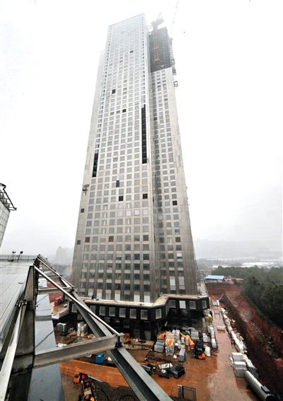 湖南遠大可建公司采取模塊化建造技術建造的57層高樓施工現(xiàn)場。新華社發(fā)