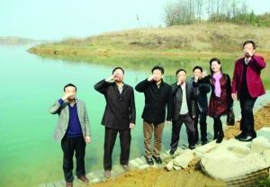 活動儀式現(xiàn)場，一眾人舀起漳河水直接喝下