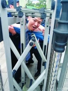 律師王甫在試圖跑進(jìn)衡陽中院大門時被圍攻者阻止，西服和襯衣被撕爛。