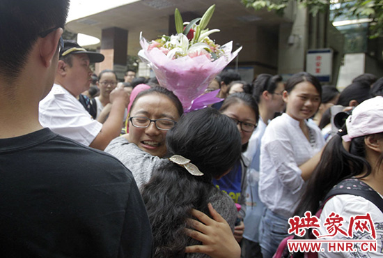 沖向你，給你一個(gè)深情的擁抱。