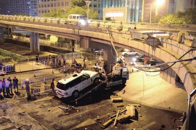 路虎車被扶正后，救援車將其拖離現(xiàn)場。