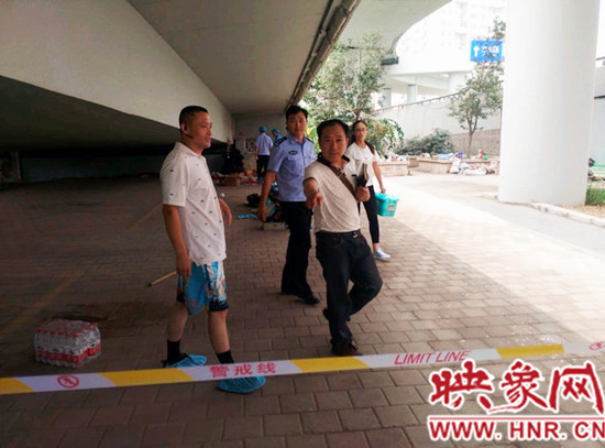 事發(fā)后，警方封鎖現(xiàn)場進行調(diào)查取證。