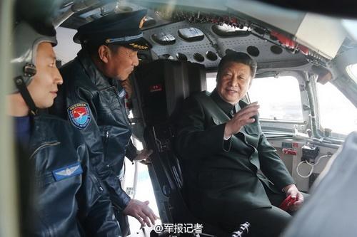 2015年2月16日，習(xí)近平登上戰(zhàn)機(jī)，坐進(jìn)駕駛艙，了解裝備性能，體驗(yàn)操作使用。