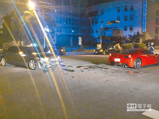 圖為車號(hào)8889的法拉利（右）和車號(hào)9888的賓利車（左）發(fā)生擦撞，法拉利車身嚴(yán)重?fù)p毀。