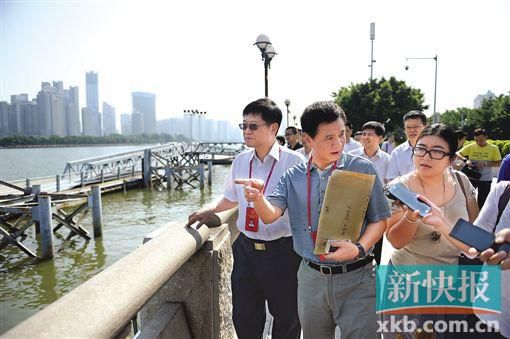 人大代表們在珠江邊現(xiàn)場調(diào)研。