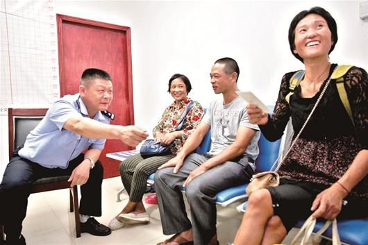在民警的幫助下，流浪婦女右一與親人相聚