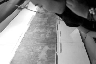 一名觀眾俯身細看《清明上河圖》。 京華時報記者王海欣攝