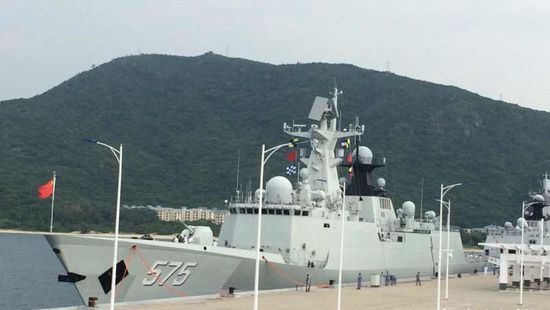 中國(guó)海軍艦艇編隊(duì)12日上午從三亞起航，參加“和平友誼-2015”中馬兩軍首次實(shí)兵聯(lián)演。