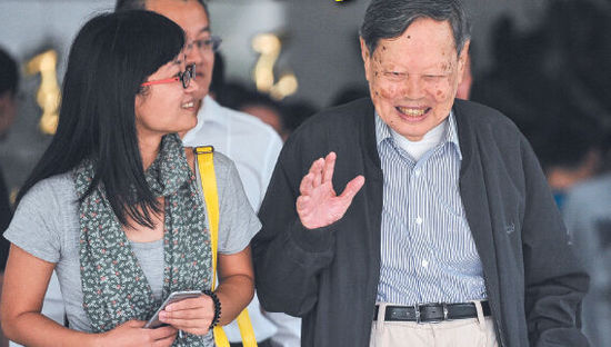 9月18日，楊振寧在合肥參觀中國科大近代物理系時(shí)接受記者采訪。記者卞世鵬/攝