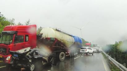西攀高速公路追尾事故現(xiàn)場。