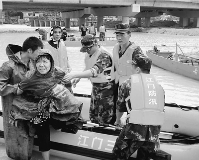 5日，廣東江門市邊防官兵解救被洪水圍困的群眾。 廖 鍵攝（人民視覺）