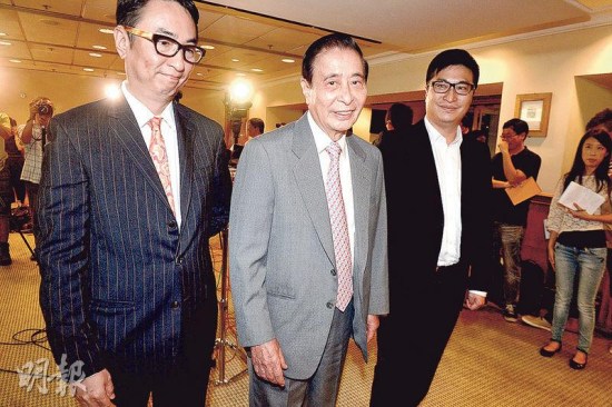 四叔李兆基（中）、長子李家杰（左）及次子李家誠
