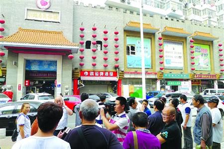 青島宰客海鮮店成“景點”，游人“參觀”拍照。