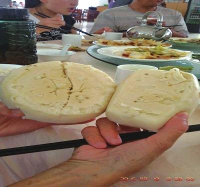 在參加山西游行程中，體驗(yàn)員發(fā)現(xiàn)團(tuán)餐中的饅頭已經(jīng)發(fā)霉。視頻截圖
