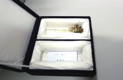 存放于匣內(nèi)的金簪華美依舊。