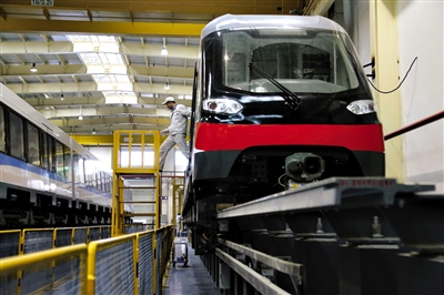 12月8日，工程技術人員在長沙調(diào)試磁浮列車。