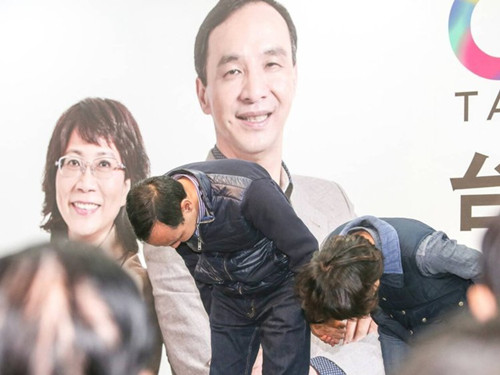 國民黨明天下午將召開臨時中常會，決定由誰擔任代理主席。圖為朱立倫與王如玄上午到競選總部，向支持自己競選的志工們一一致意，感謝他們的陪伴。圖片來源：臺灣《聯(lián)合報》