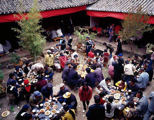 貴州畢節(jié)織金縣板橋鄉(xiāng)政府公職人員在整頓村民亂辦酒席時，雙方發(fā)生沖突并互有出手。