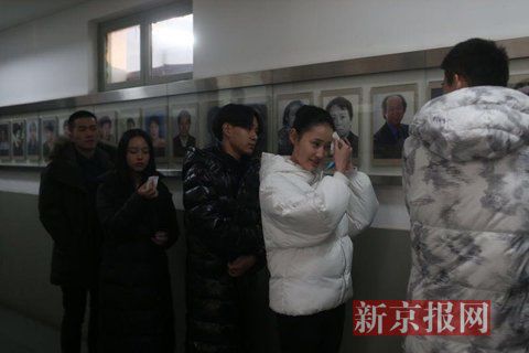 表演系考生考前正用紙巾卸妝。